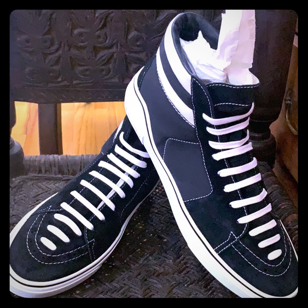 New -never worn Givenchy  men hi-top sneakers -44